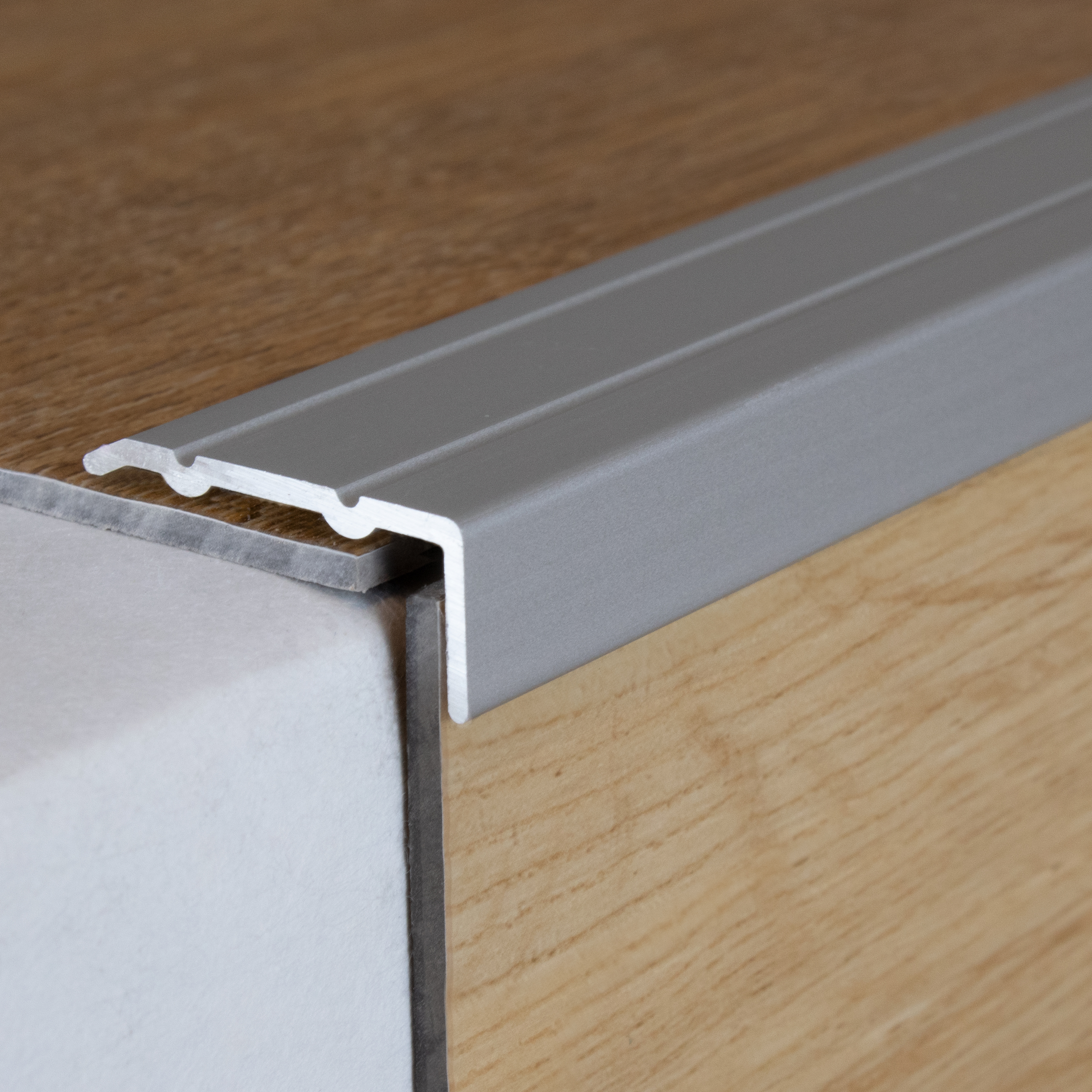 Cornière 24.5 mm | type: 8889 aluminium anodisé | autoadhésif