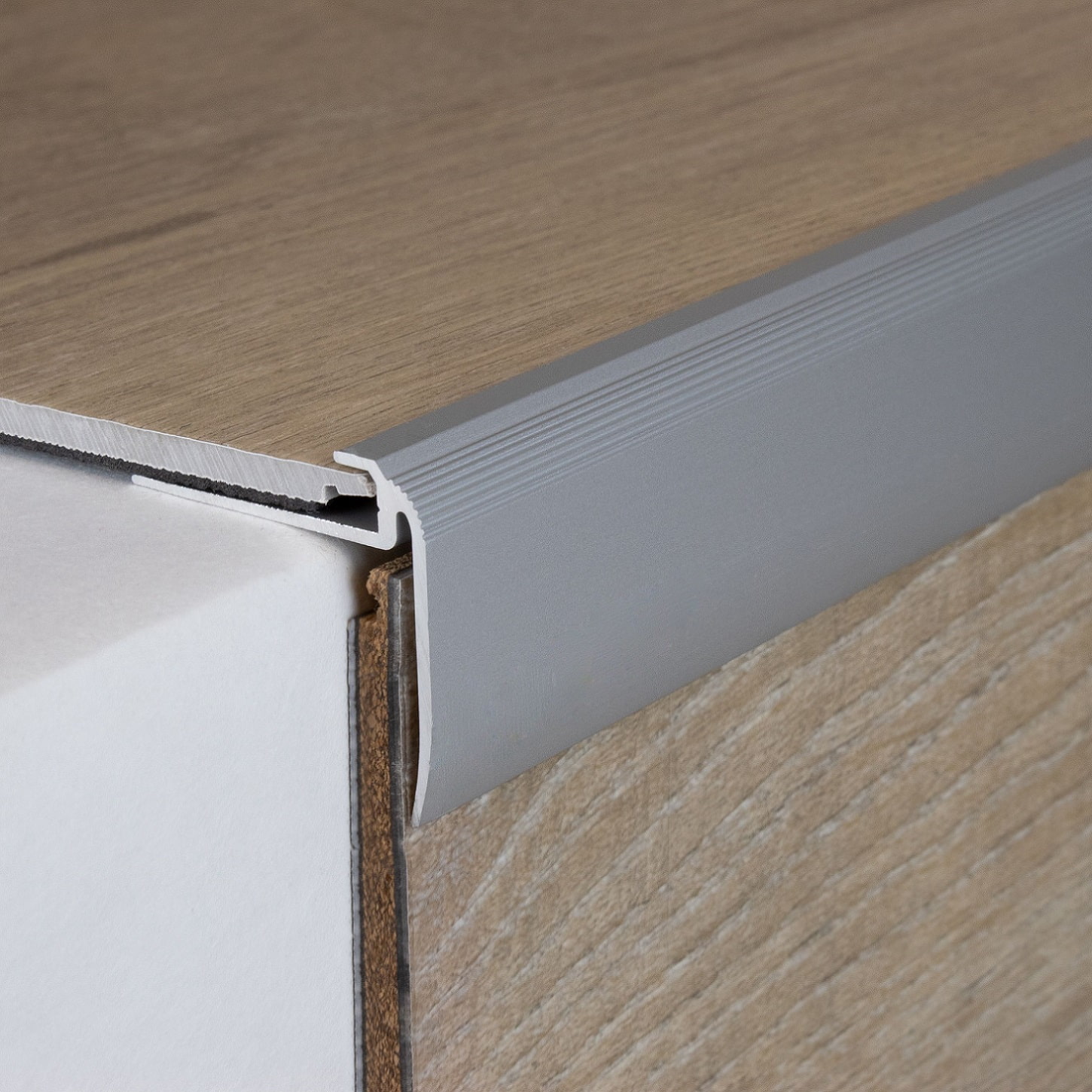 Profilé de finition à emboîter avec nez pour sol design | alu anodisé | à visser