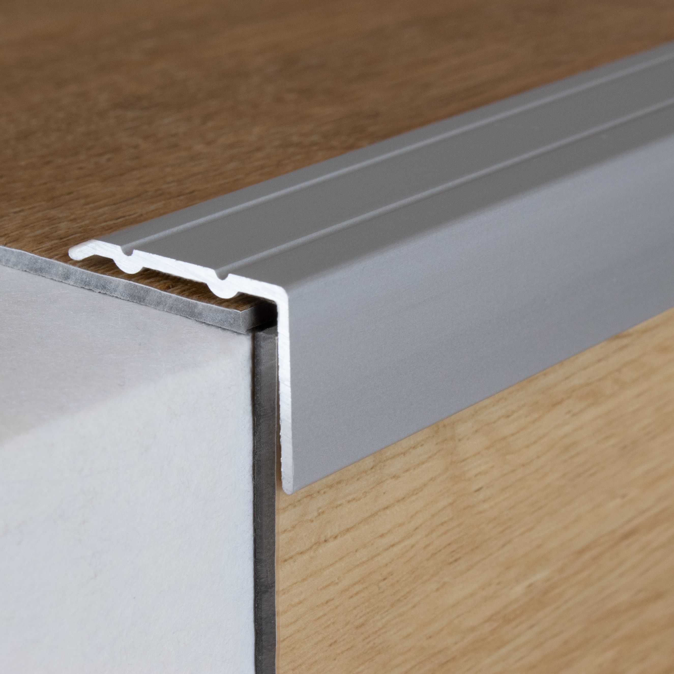 Cornière 24.5 mm | type: 8889 aluminium anodisé | autoadhésif
