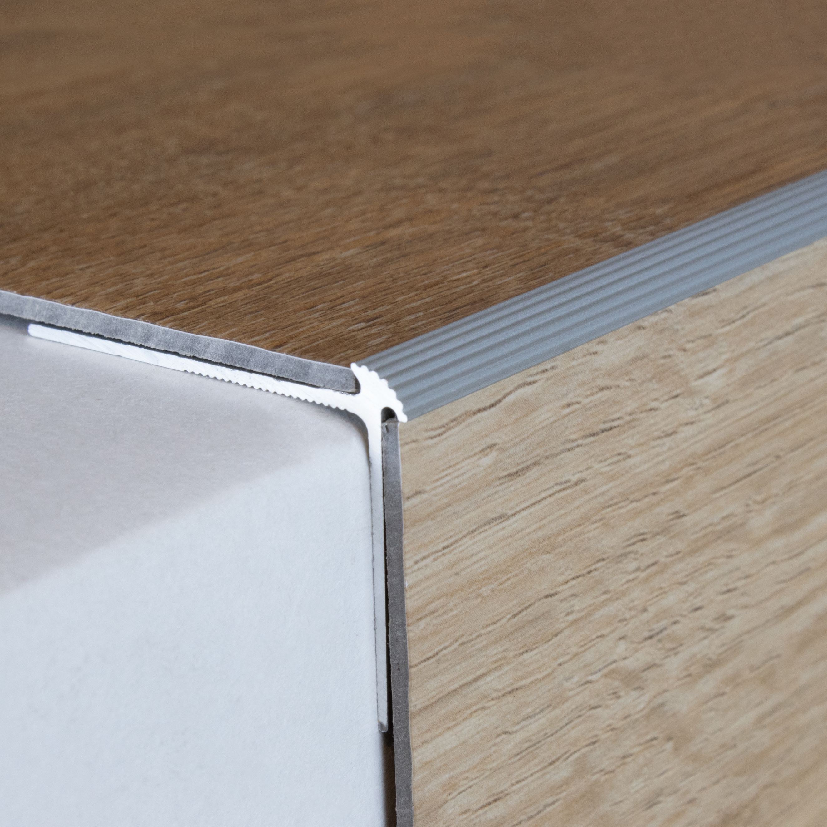 Nez de marche | cornière 30 x 40 x 2.5 mm | type: 386 | aluminium anodisé | à visser