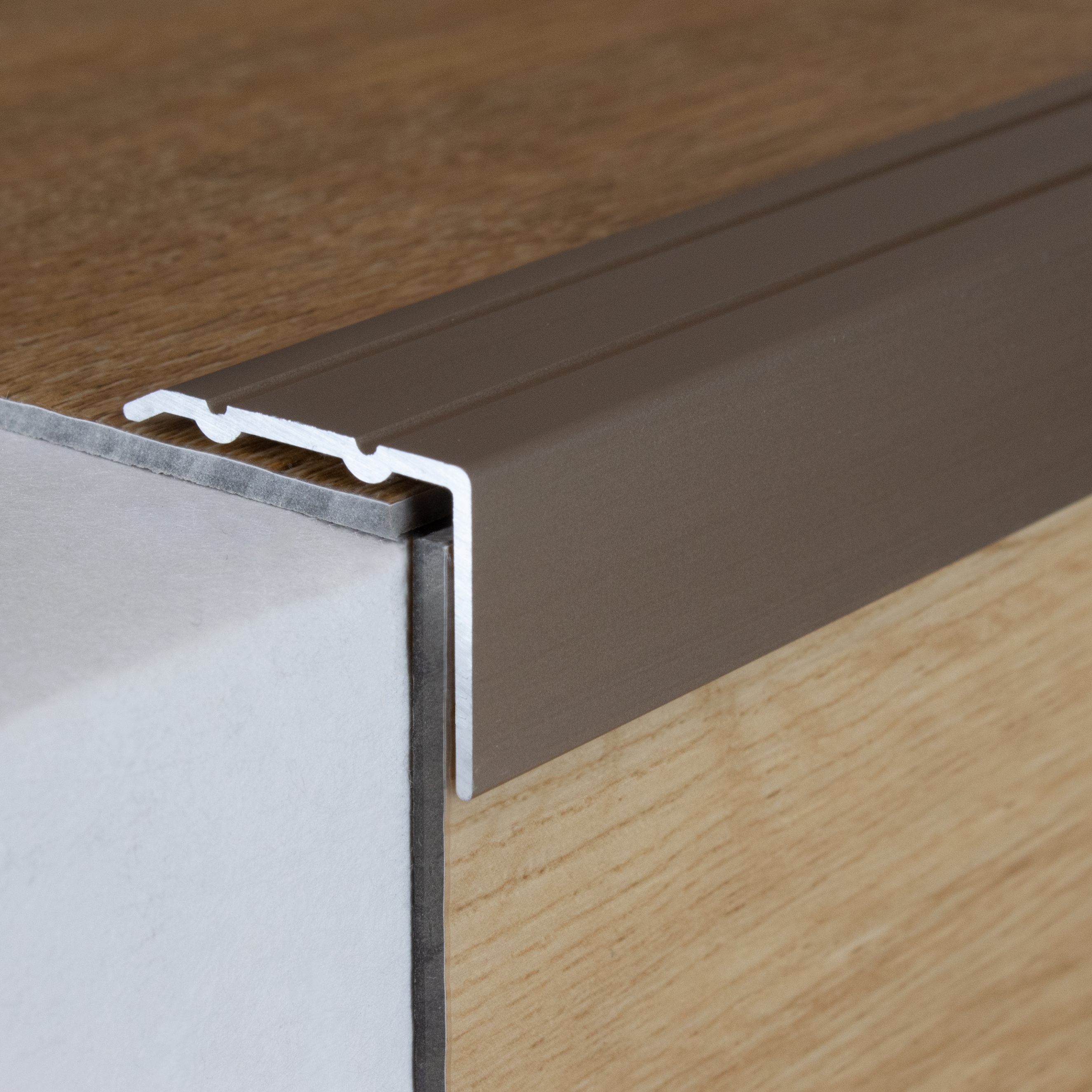 Cornière 24.5 mm | type: 8889 aluminium anodisé | autoadhésif