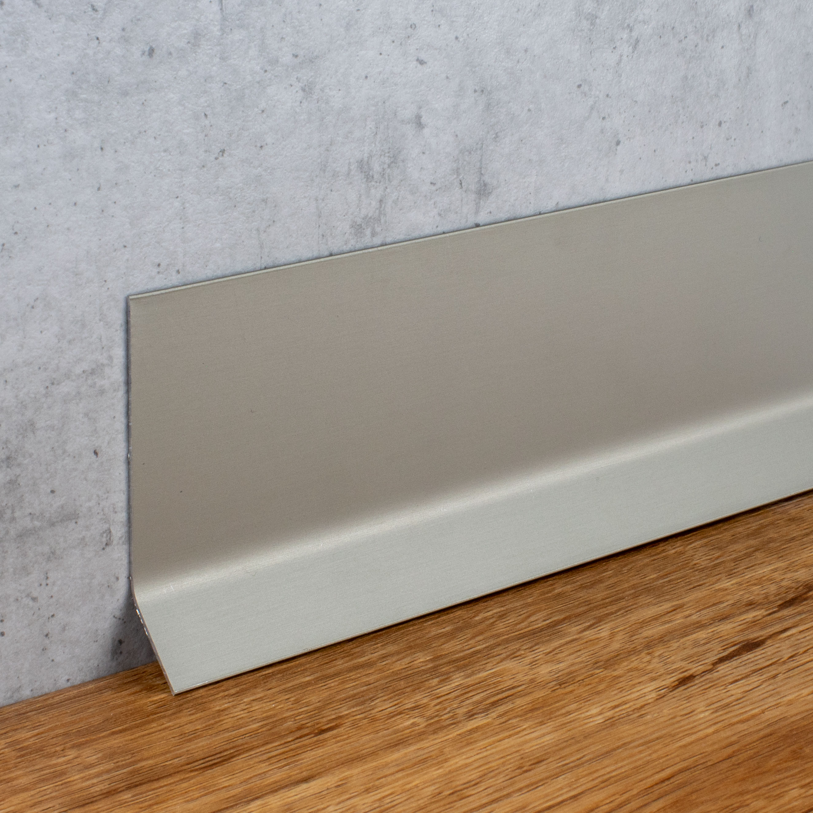 Auer Plinthe en Alu moderne Hauteur 60 mm Angle 135° Hydrofuge