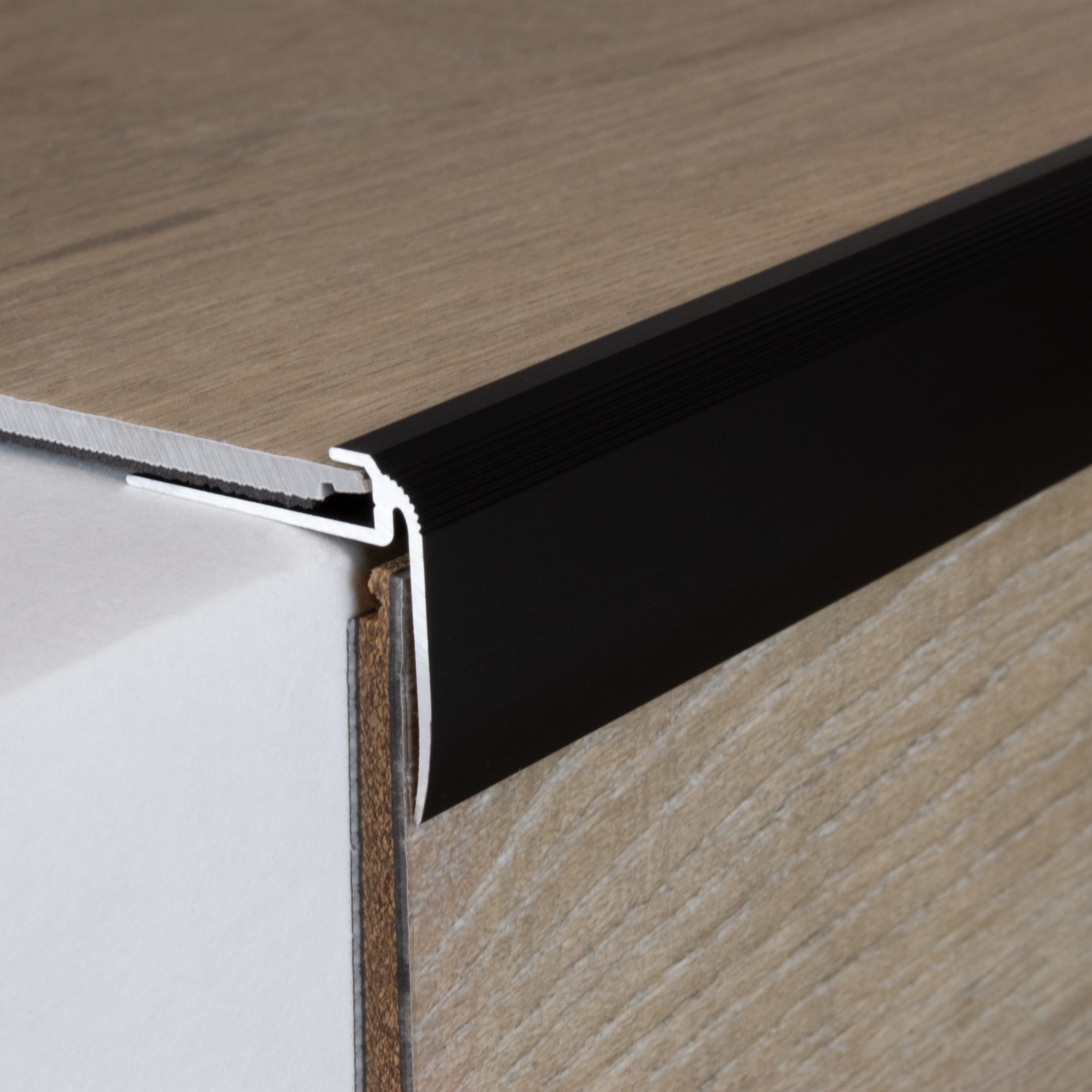 Profilé de finition à emboîter avec nez pour sol design | alu anodisé | à visser