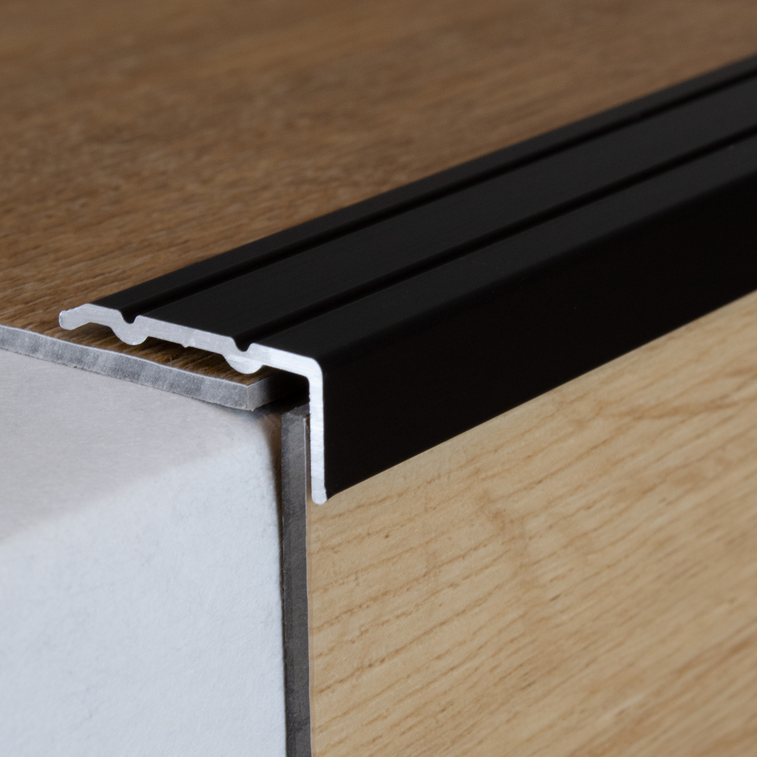 Cornière 24.5 mm | type: 8889 aluminium anodisé | autoadhésif