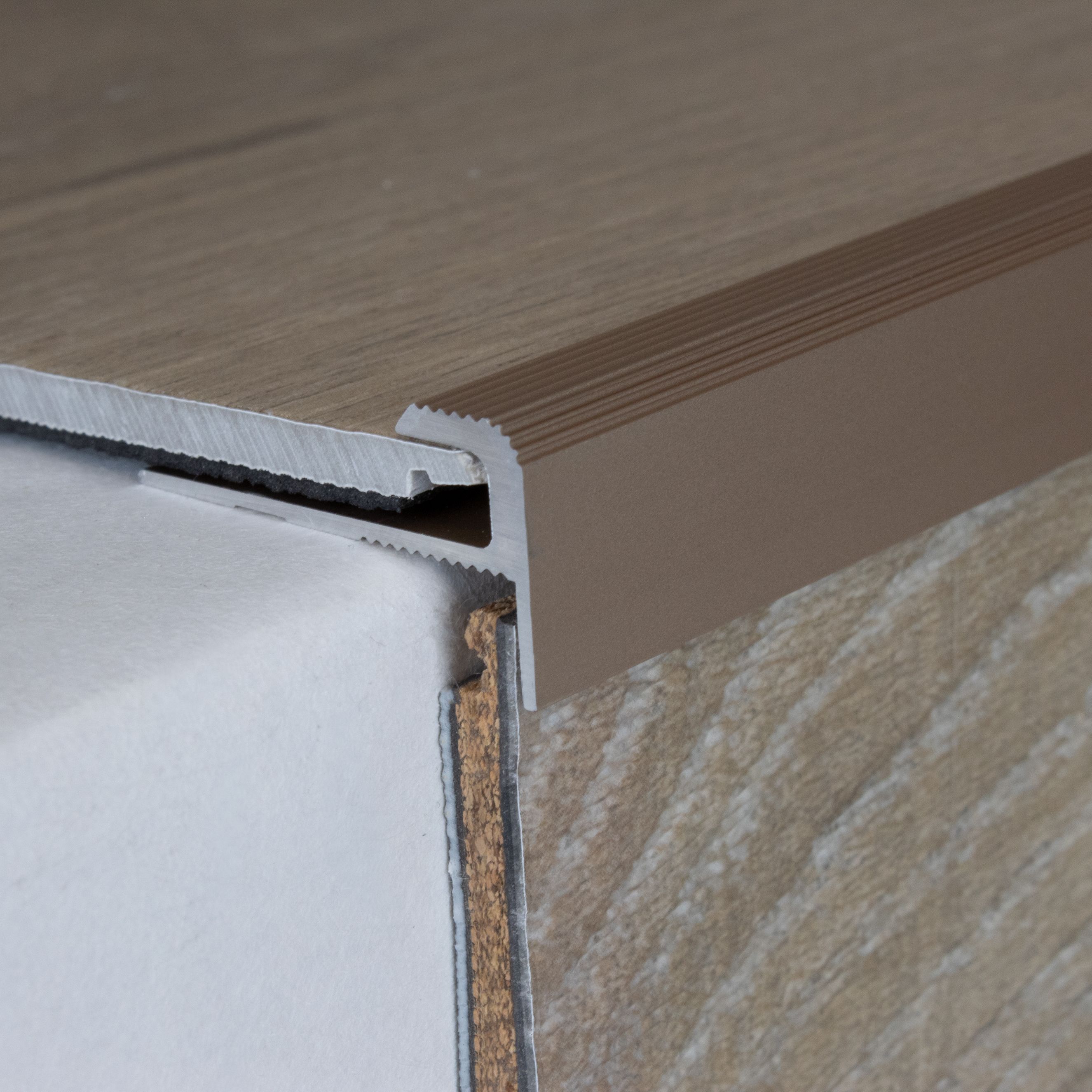 Profilé à emboîter | nez pour revêtement design | aluminium anodisé | à visser