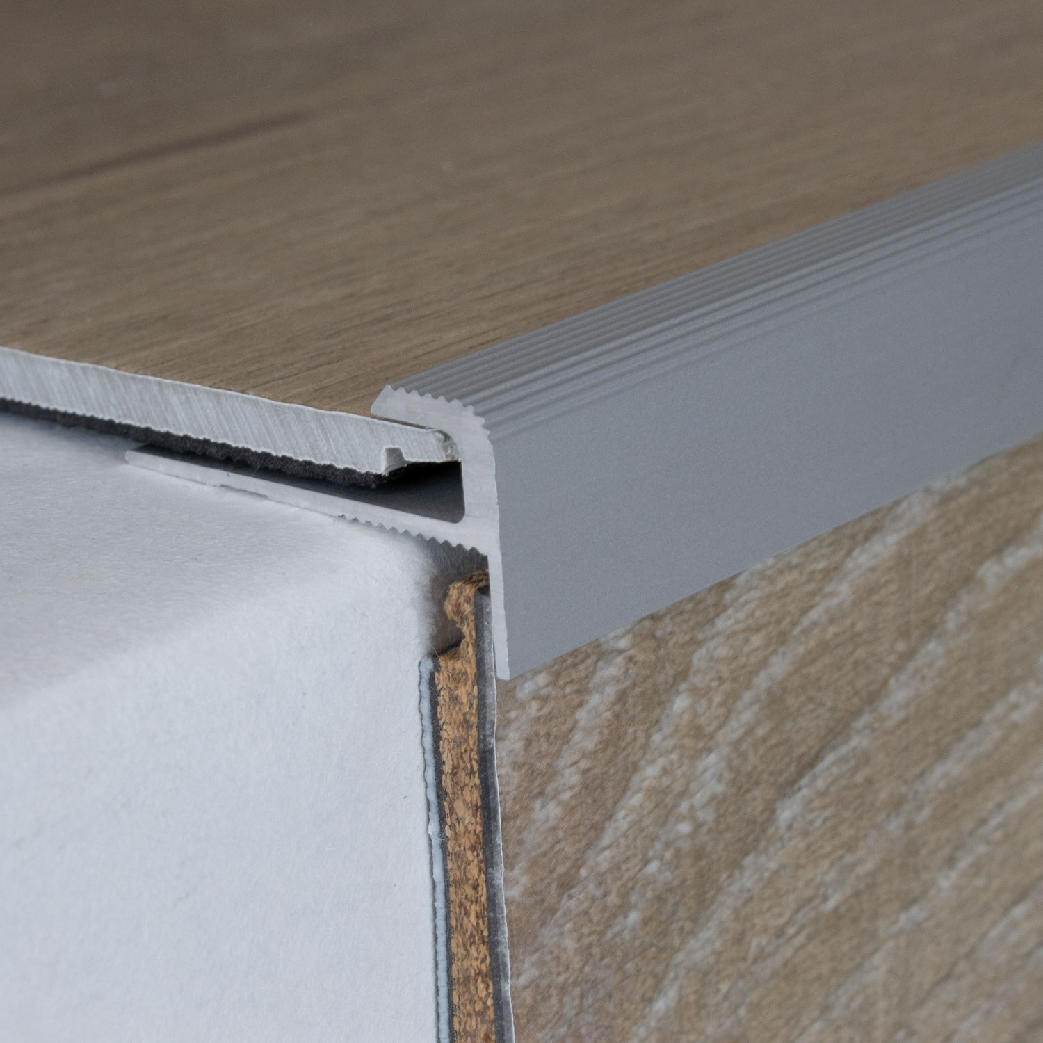 Profilé à emboîter | nez pour revêtement design | aluminium anodisé | à visser