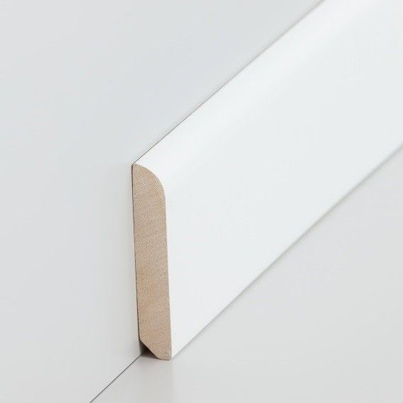 weiß_lackierte_fussleiste_massivholz