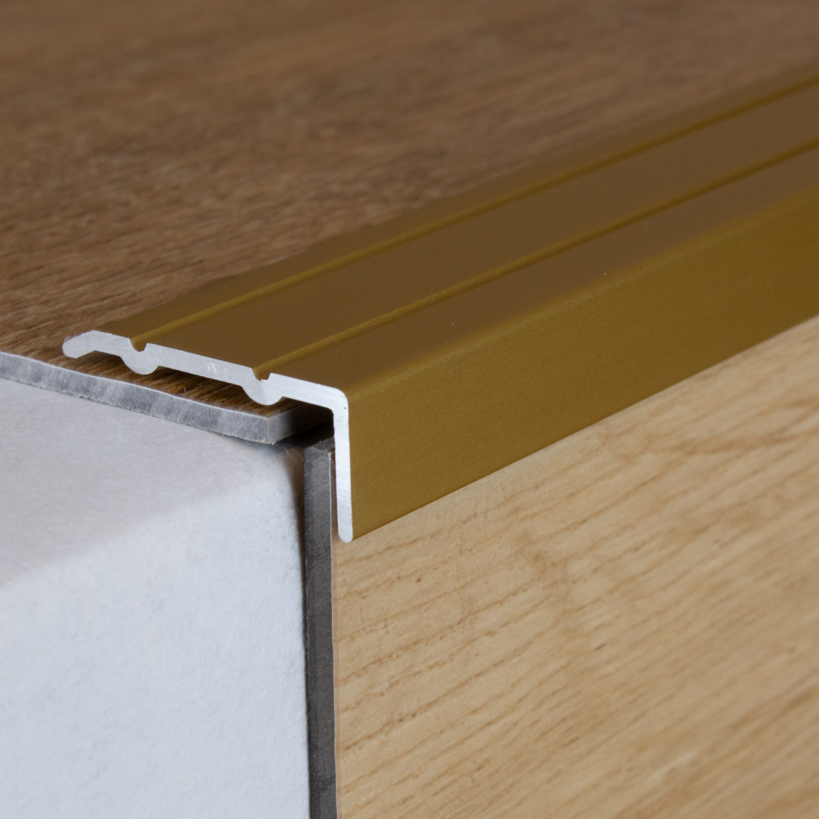 Cornière 24.5 mm | type: 8889 aluminium anodisé | autoadhésif