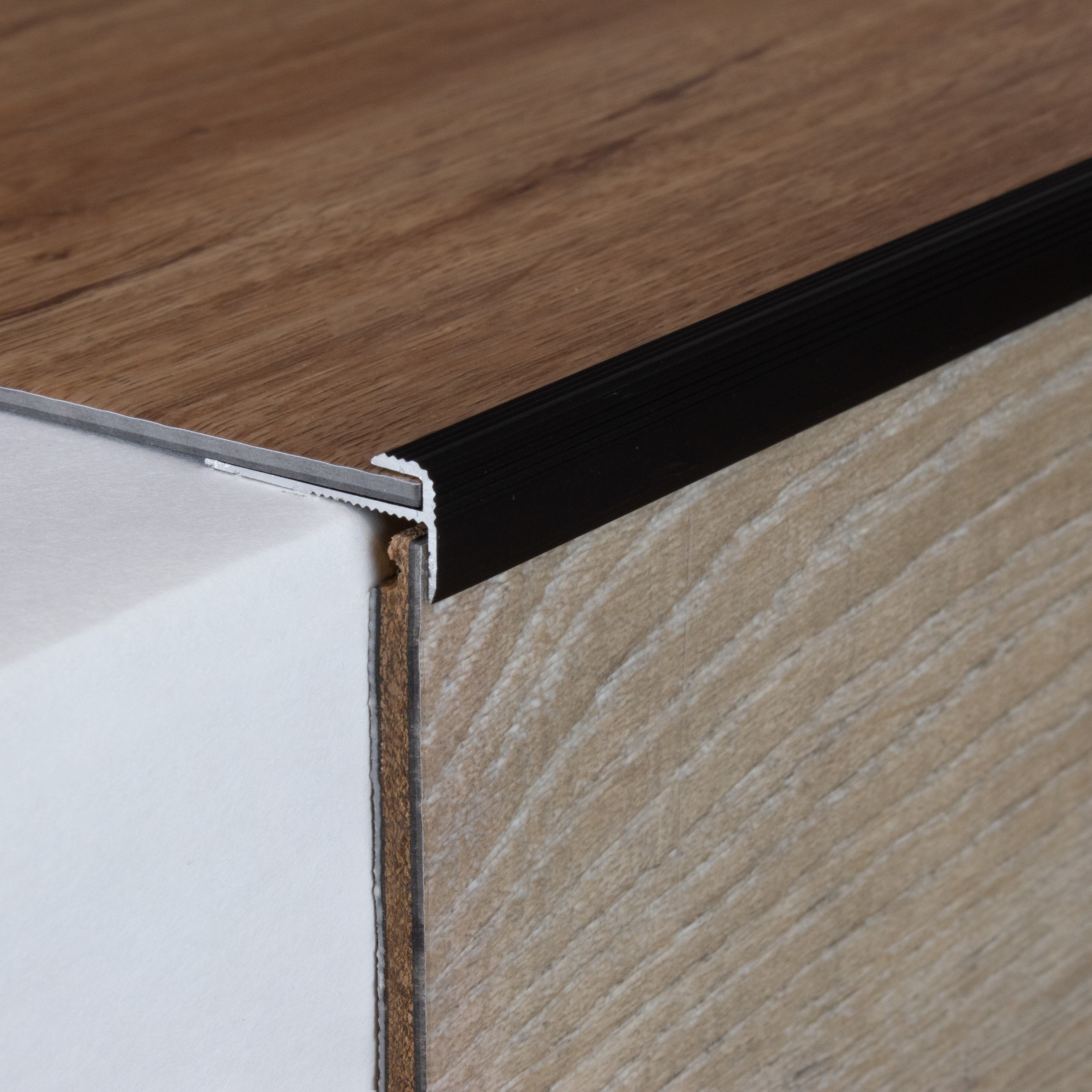 Profilé à emboîter avec nez pour revêtement design | aluminium anodisé | à visser