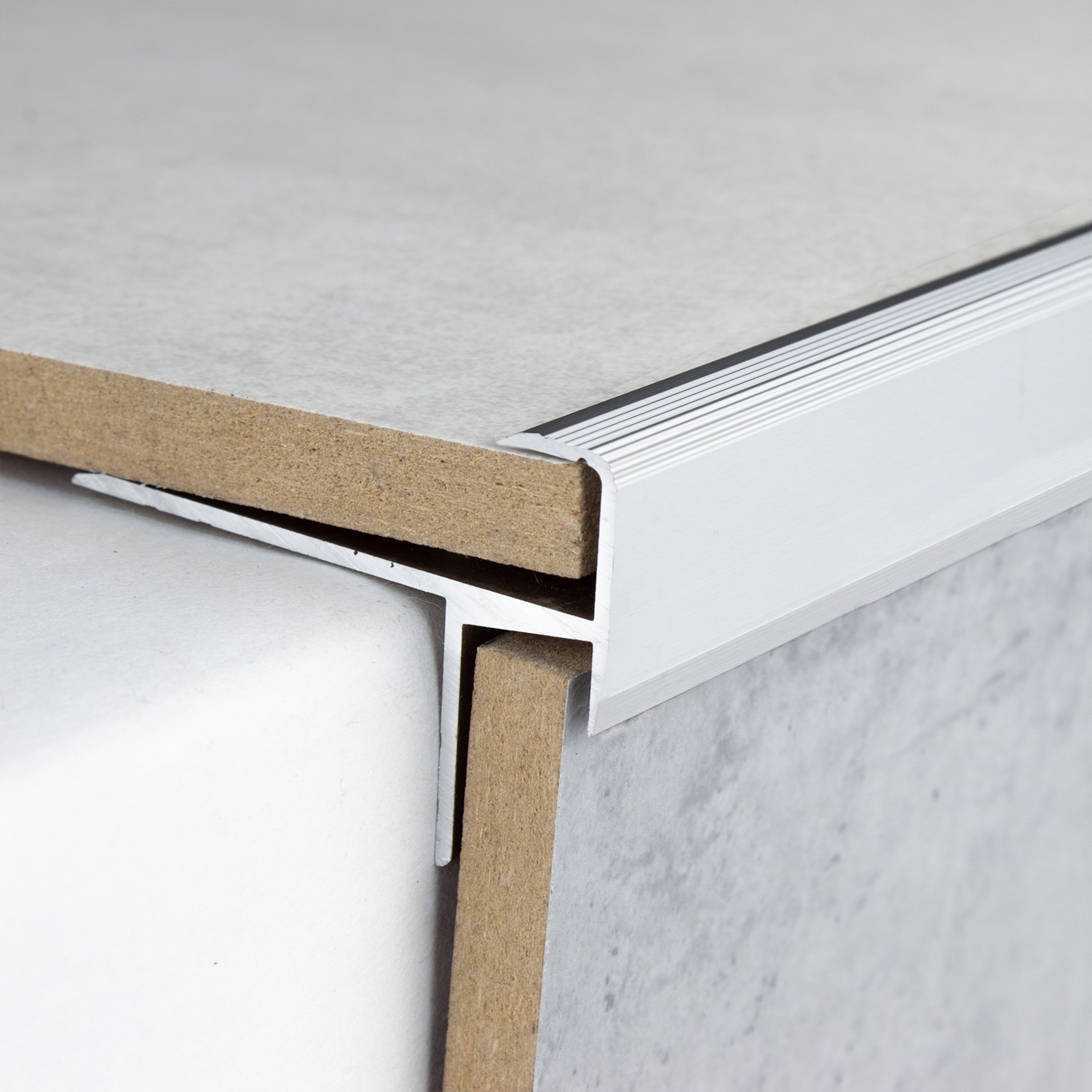 Nez de marche sol stratifié ou parquet cornière épaisseur sol 10.3 mm aluminium anodisé